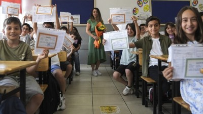 Milyonlarca Öğrenci Karnelerini Aldı, Yaz Tatili Başladı