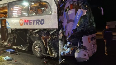 Sakarya'da yolcu otobüsünün tıra çarpması sonucu 12 kişi yaralandı