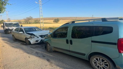 Çorum'da iki aracın kafa kafaya çarpıştığı kazada 4 kişi yaralandı
