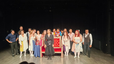 Anka'dan prömiyer çıkartması: “Kraliçe Gülmek İstiyor” oyunu Ankara’da büyük beğeni topladı