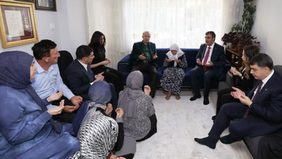 Cumhurbaşkanı Erdoğan, 15 Temmuz'da 3 yakını şehit olan Muzaffer Gülşen'e duygusal ziyaret
