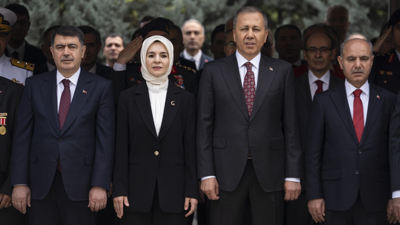 Bakan Yerlikaya ve Göktaş, 15 Temmuz Şehitlerini Karşıyaka Mezarlığı'nda andı
