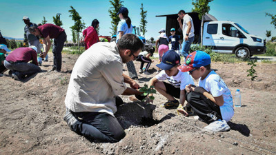 Minik ellerden büyük doğa sevgisi! Meşe Fideleri Ata Çiftliği’nde toprakla buluştu