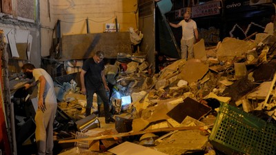 Beyoğlu’nda patlama sonrası bina çöktü: Can kaybı yok