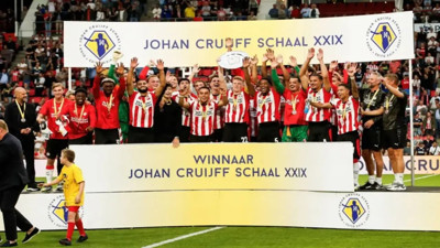 PSV, Hollanda Süper Kupası’nı müzesine götürdü