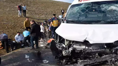 Sivas'ta facia: Minibüs uçuruma yuvarlandı