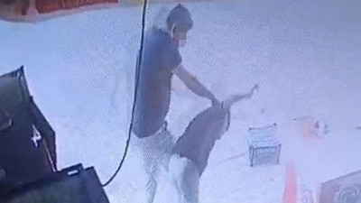 Sipariş ettiği marulu beğenmeyen bekçi, 14 yaşındaki market çalışanını darbettiği iddiasıyla gözaltına alındı