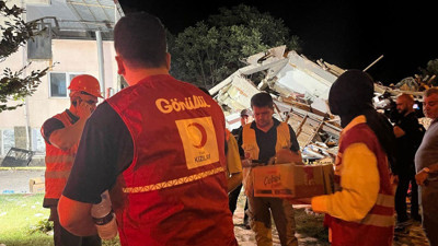 Türk Kızılay, Sındırgı depremi sonrası afetzedelere beslenme yardımı gönderiyor
