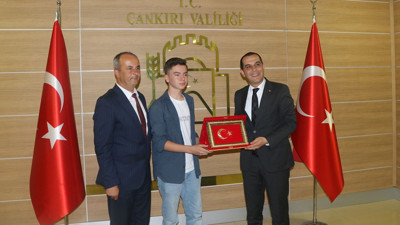 Çankırı’da bayrak sevgisi: Genç mert can valilikte ödüllendirildi