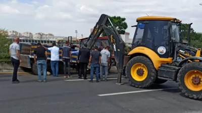 Ankara'da Kamyonetle Traktörün Çarpıştığı Kazada 3 Kişi Yaralandı