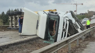 Büyükçekmece'de Hafriyat Kamyonu Devrildi: D-100 Ankara İstikameti Trafiğe Kapandı