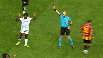 Kırmızı kartlar maçı gölgeledi: Taraftarlar tepkili