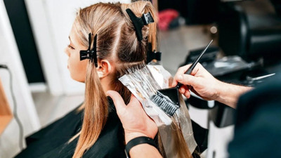 Saç boyası saçta fazla kalırsa ne olur? Boyanınfazla kalması saç dökülmesine yol açar mı?