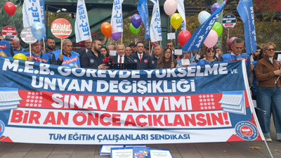 TEÇ-SEN’den MEB önünde kariyer hakkı eylemi: Diplomalar balonlarla gökyüzüne uçtu