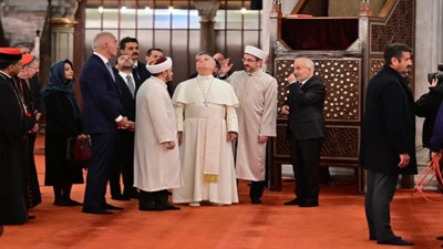 Papa, Sultanahmet Camii'nde! "Ayakkabı" detayı dikkat çekti