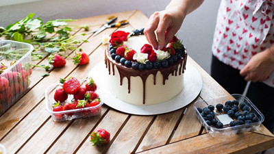 Kutlama kabusa döndü! Pastanın içinden çıkanlar herkesi şaşırttı