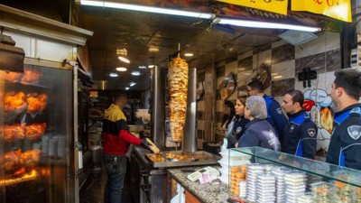 Şok baskın: kurtlanmış salça ve turşu çıkan dönerci mühürlendi