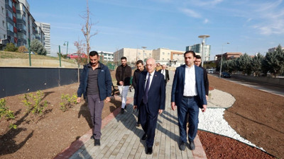 Plastik zemine son! Yenimahalle'de koşu yolları kiremit tozu ile yenileniyor