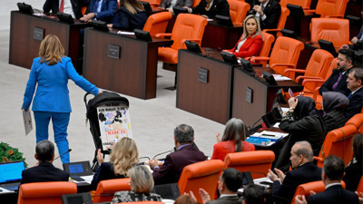 Meclis kürsüsünde "boş bebek arabası" ve "siyah kitap" eylemi