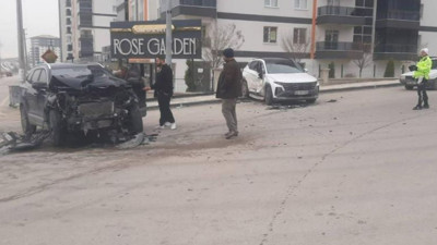 Beypazarı'nda yan yoldan çıkan araç kazaya davetiye çıkardı! 3 yaralı