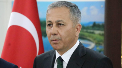 Bakan Yerlikaya, bıçaklanarak öldürülen Atlas Çağlayan'ın ailesini ziyaret etti