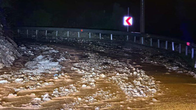 Marmaris’i sağanak vurdu: Yollar dereye döndü, evleri su bastı
