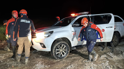 Edirne’de sağanak alarmı: Dereler taştı, yollar kapandı, tahliyeler yapıldı