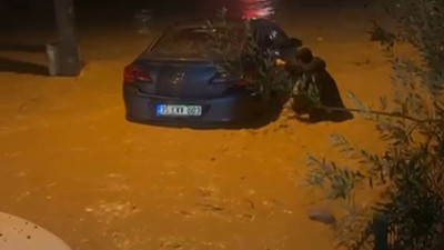 İzmir’de yağmur felaketi: Caddeler göle döndü, ulaşım durdu!