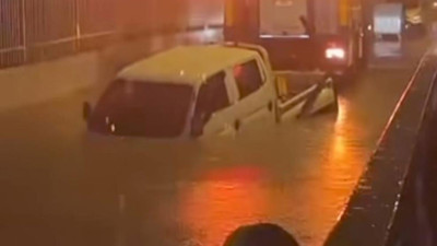 İzmir’de sağanak kabusu: Su dolu alt geçitte araç sulara gömüldü!