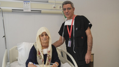 30 Yıl Ameliyattan Korktu, Boynundan 2 Kiloluk Guatr Çıkarıldı