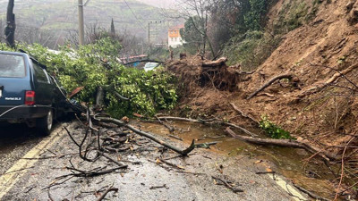 İzmir'de heyelan dehşeti: Park halindeki araç toprak altında kaldı