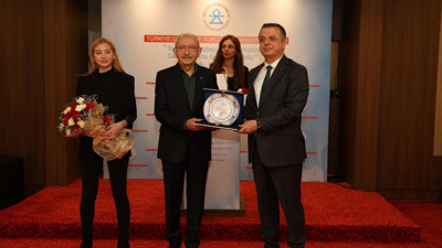 Kılıçdaroğlu’na "İnsan-ı Kamil" ödülü! Başörtüsü yasağının kalktığı o geceyi anlattı!