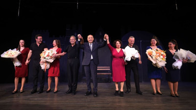 "Kadınlık Bizde Kalsın" oyunu sahnede büyük ilgi gördü!