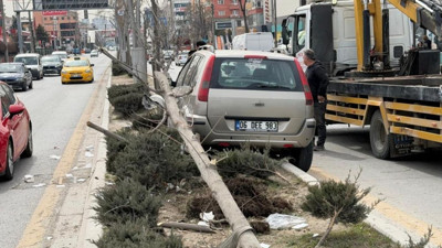 Ankara Sincan’da otomobil yayalara çarptı: 1’i ağır 2 yaralı