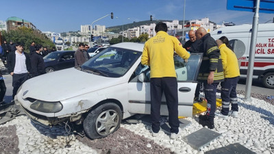 Kuşadası’nda ters yönden çıkan araç kaza yaptı: 2 yaralı