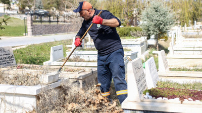 Etimesgut’ta bayram mesaisi: Zabıtadan sıkı denetim, mezarlıklarda kapsamlı temizlik