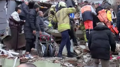 Fatih’te iki bina çöktü! Enkazda arama kurtarma sürüyor
