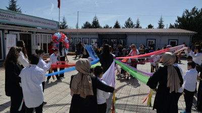 Kahramankazan’da renkli farkındalık: Gökyüzüne umut bıraktılar!