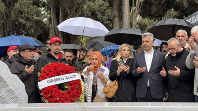 Sırrı Süreyya Önder vefatının 1. yılında gözyaşlarıyla anıldı: Ailesi ve sevenleri yalnız bırakmadı