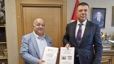 Siyasi Partiler Kanunu kitapları MHP Genel Merkezi'ne sunuldu