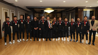 Pursaklar ragbi takımı şampiyon oldu: Başkan Çetin'e gurur ziyareti