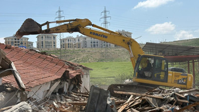 Sincan’da kaçak yapı denetimi: Saraycık’taki ruhsatsız ahırlar yıkıldı