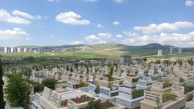 Karşıyaka mezarlığı ziyareti: Unutulanlar ve vefa yan yana