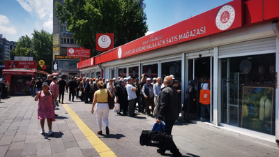 Ankara'da "10 TL ucuz yumurta" kuyruğu! Mağaza önüne akın ettiler