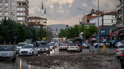 Sağanak Ankara'yı vurdu: Cadde ve sokaklar göle döndü, sürücüler zor anlar yaşadı!