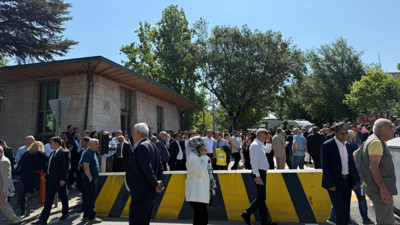 TBMM Dikmen kapısı önünde polis müdahalesi! Özgür Özel'den "Kurultay" çıkışı!