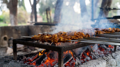 Mangal nasıl yakılır, mangal yakmak için gereken malzemeler neler? Mangalın yanında ne iyi gider?