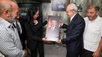 Kılıçdaroğlu'nun esnaf gezisinde 'tablo' krizi: Kontrollü ziyaret mi, anlamlı hediye mi?