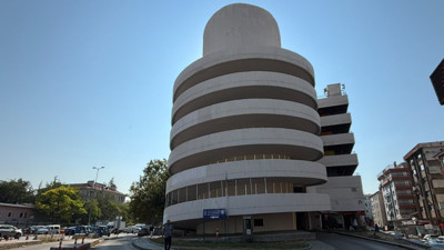 Ankara'da otopark maliyeti çıkmazı: "Park yasak" tabelası altında araç kuyruğu