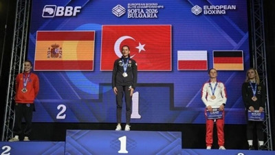 Bakan Bak, Avrupa Boks Şampiyonası’nda 4 altın, 1 gümüş ve 5 bronz madalya kazanan milli boksörleri kutladı